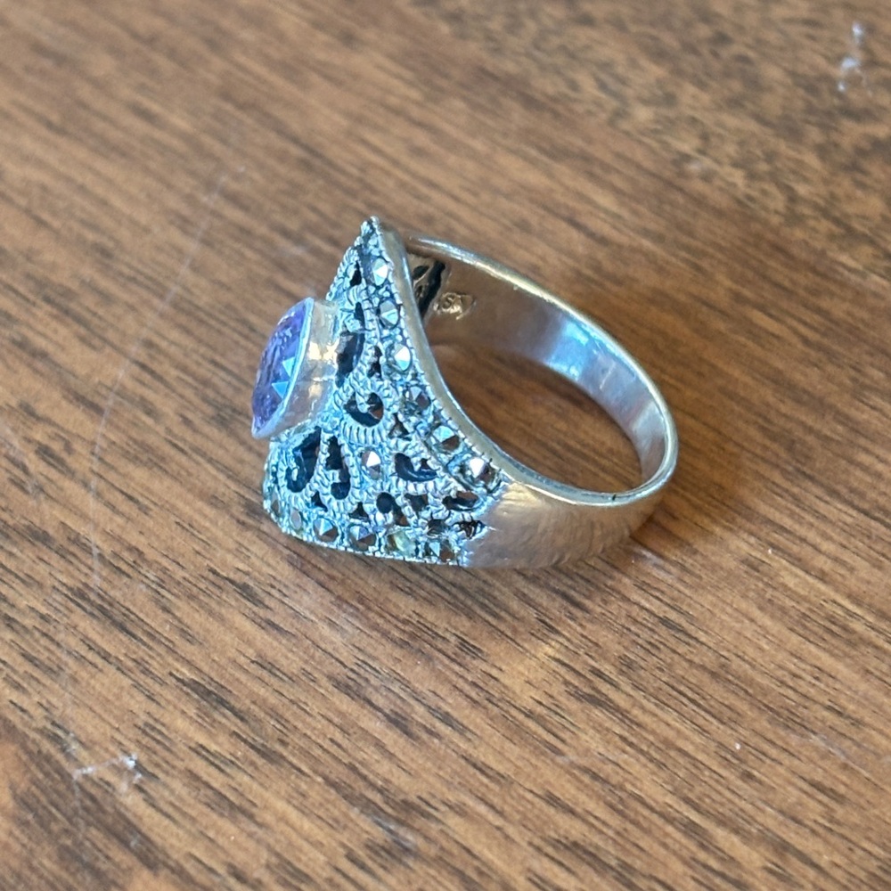 Size 8 ring - Picture 4 of 11